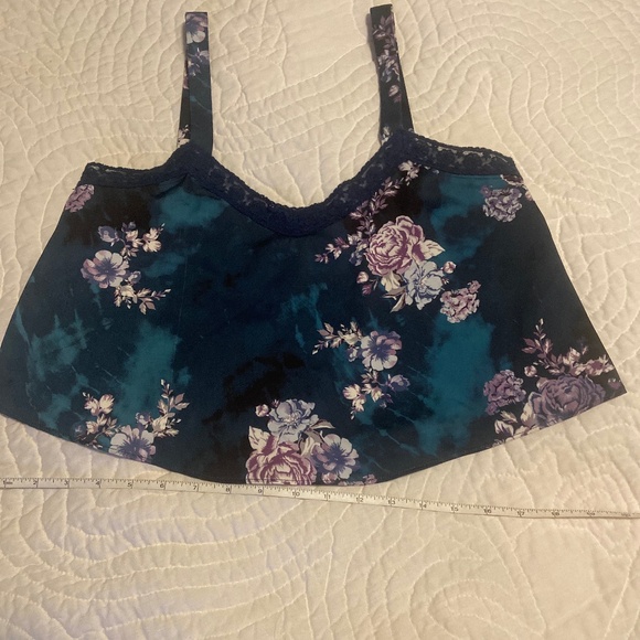 Urban Outfitters Tops - Urban Outfitters Lace Blue Floral Crop Top
Size Small